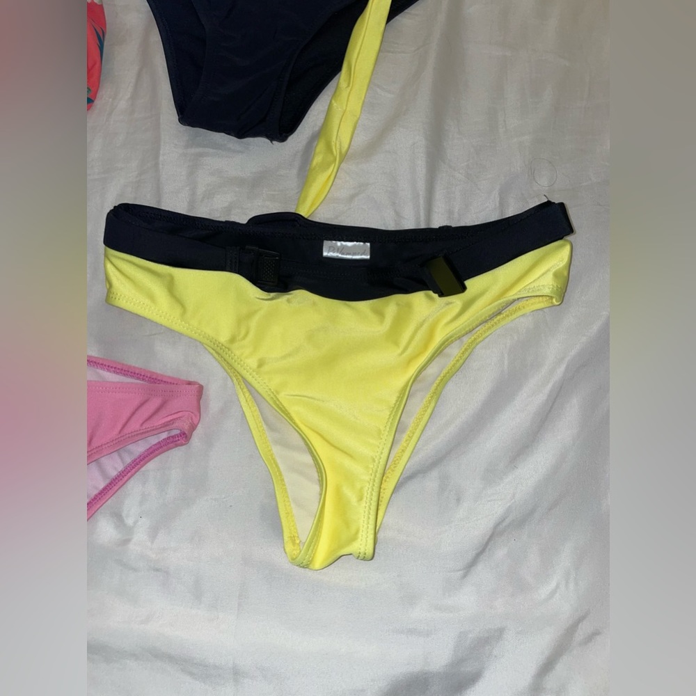 Assorted bikini pieces - Picture 4 of 9